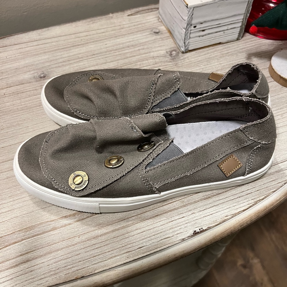 NEW!  Jolimall slide on shoe.  Perfect neutral color with 3 buttons  - cute shoe